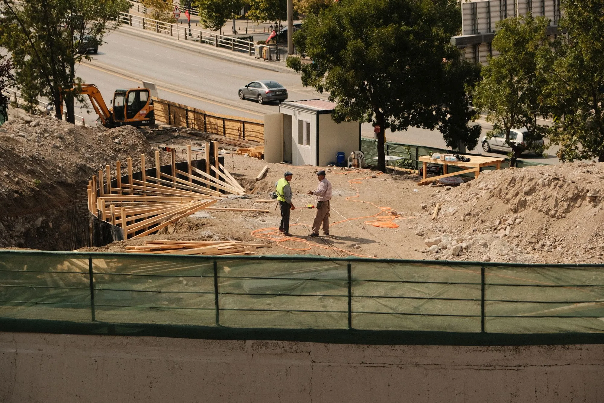Profesionales en una obra en construcción; imagen de referencia, no es una obra de DyF.